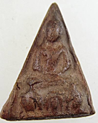 พระนางพญาเนื้อดินเก่า หลังยันต์พระปิดตา