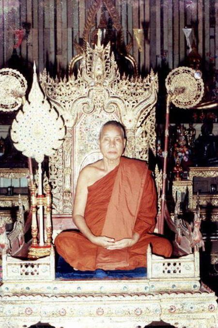 พระชัยวัฒน์ตะละกุล หลวงพ่ออุตตมะ วัดวังก์วิเวการาม จ.กาญจนบุรี เนื้อว่าน108 ฝังพลอยเสก สวยมากค่ะ