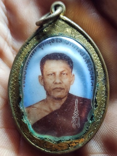 ล็อกเก็ตสองหน้า เลี่ยมเดิมชุบทอง หลวงพ่อทวีศักดิ์ ชุตินธโร (เสือดำ) วัดศรีนวลธรรมวิมล เขตหนองแขม ธนบ