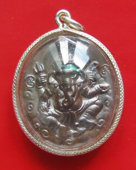 พระพิฆเนศ หลังพ่อแก่ หลวงพ่อแล วัดพระทรง จ.เพชรบุรี เนื้อทองแดงรมดำา ปี 2539 กรอบสีเงิน 