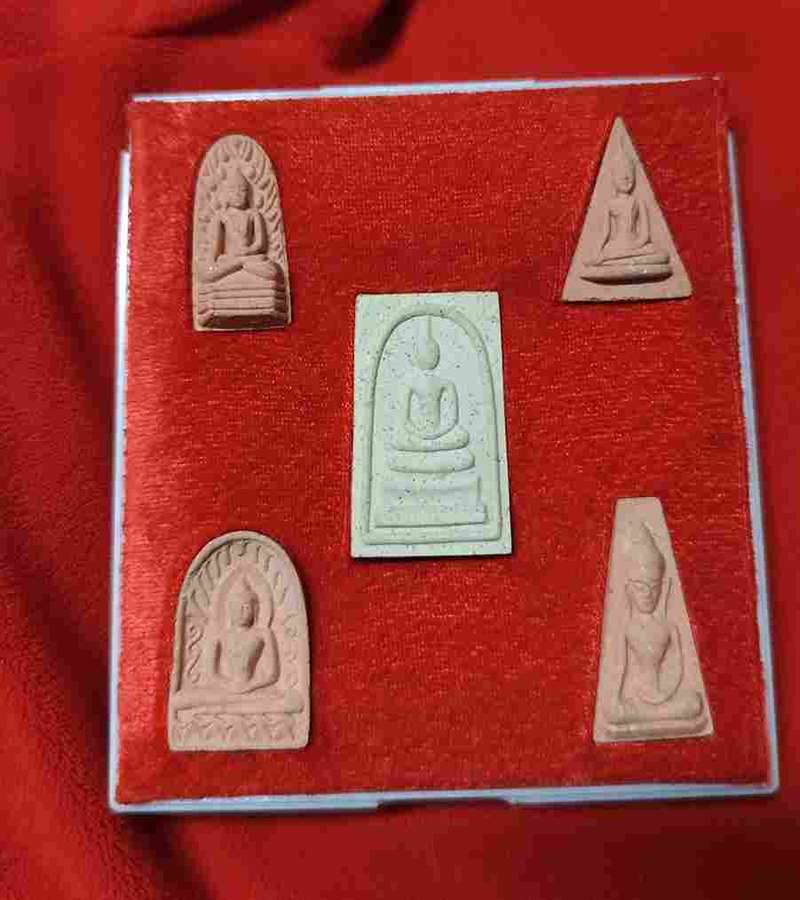 พระผงชุดเบญจภาคีเป็นมหาเศรษฐี หลวงพ่อจ้อยเสาร์5 ที่ระลึกซื้อที่ดินปี37 หน้ากล่องมีจารหมึก