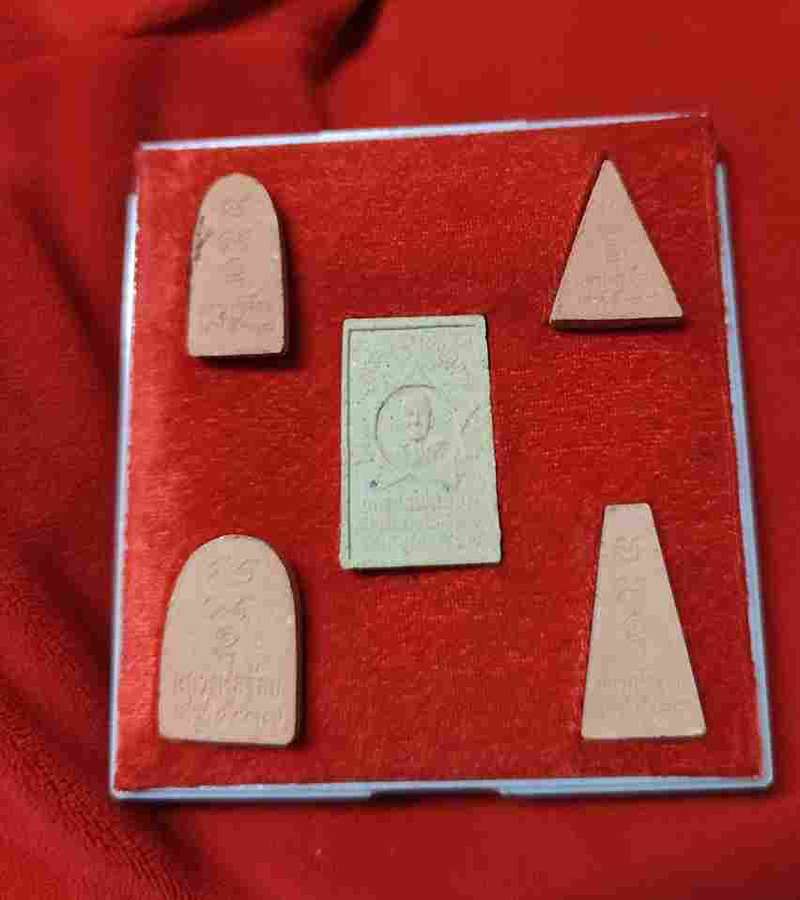 พระผงชุดเบญจภาคีเป็นมหาเศรษฐี หลวงพ่อจ้อยเสาร์5 ที่ระลึกซื้อที่ดินปี37 หน้ากล่องมีจารหมึก