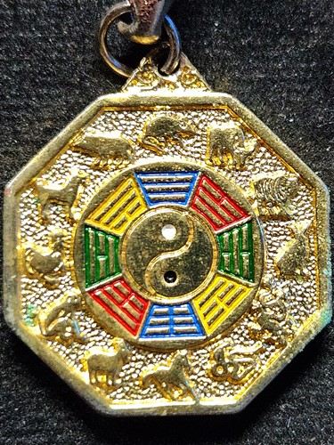 เหรียญแปดเหลี่ยมไท้ส่วยเอี๊ยด้านหลังยันต์โป๊ยก่วย12ราศี