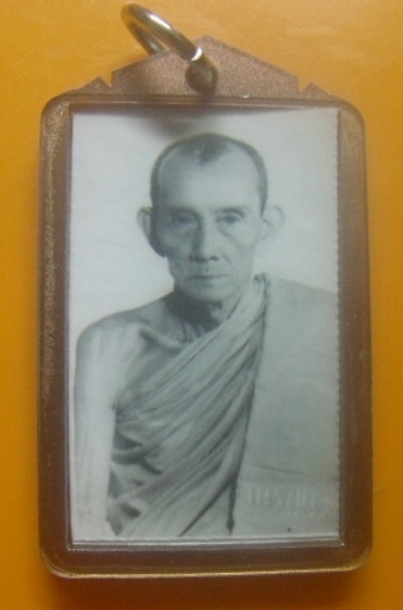 **เบา​ๆ​**รูปถ่ายหลวงพ่อกวย วัดโฆสิตาราม จ.ชัยนาท หลังปั๊มตรายางวัด**เลี่ยมเก่าเดิมพร้อมใช้สวยๆ