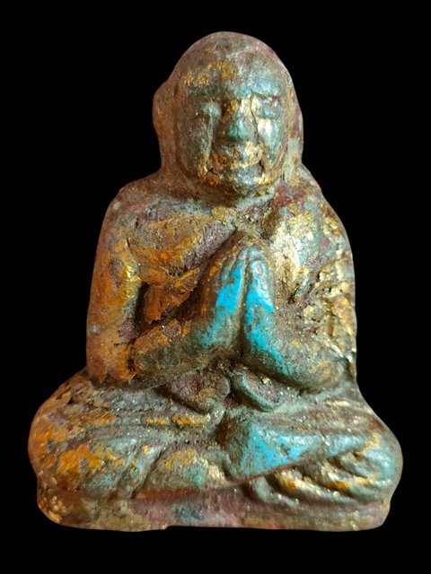 หลวงปู่เทพโลกอุดร ภาคปรมาจารย์พนมมือ พิมพ์ใหญ่ ขนาดหน้าตักประมาณ 1.5นิ้ว เนื้อเบญจศิริ