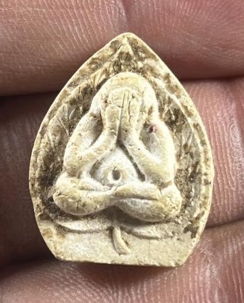 ***ของดีราคาถูก***พระปิดตาคูณลาภ หลวงพ่อคูณ เนื้อผงสีขาว ผสมมวลสารวัดระฆัง ปี2517