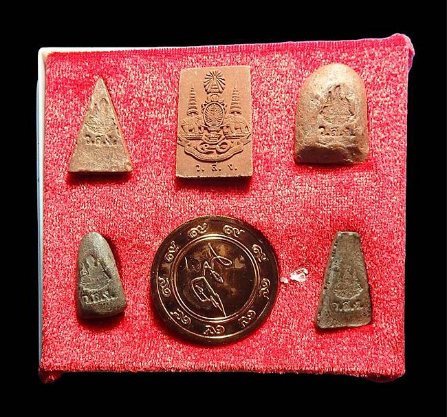 พระชุดเบญจภาคี เนื้อเหล็กน้ำพี้ ผสมแร่บางไผ่ วัดสามง่าม บางบ ัวทอง นนทบุรี ปี 2539 พิธีเยี่ยม (ชุดกร