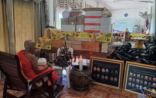 ล็อกเก็ตรุ่นเศรษฐี ๖๕..สีงาช้างหลังเงิน หมายเลข ๑๐๐..ลป.นน สำนักสงฆ์เขาพรานธูป ประจวบคีรีขันธ์