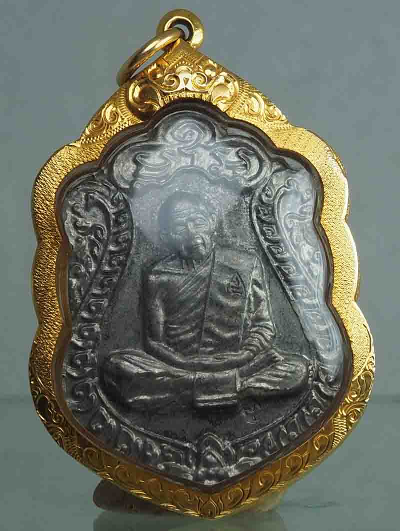 เหรียญเสมากะหลั่ยเงินหลวงปู่ทิม มงคลศิลาฤกษ์ ปี 37เลี่ยมทองคำแท้ สวยงามตามภาพ