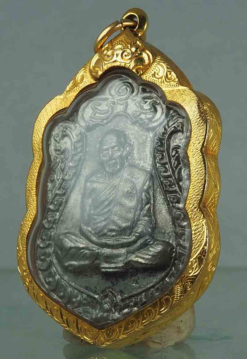 เหรียญเสมากะหลั่ยเงินหลวงปู่ทิม มงคลศิลาฤกษ์ ปี 37เลี่ยมทองคำแท้ สวยงามตามภาพ