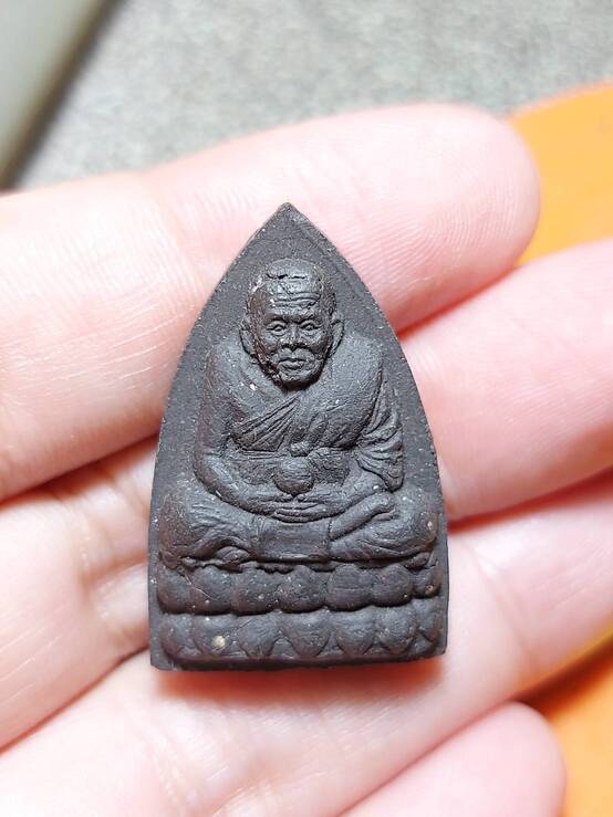 หลวงปู่ทวดหลังพระพิฆเนศ หลวงปู่หมุน วัดบ้านจาน ปลุกเสก เมื่อ อายุ 106 ปี ในปี พ.ศ 2543 ออก