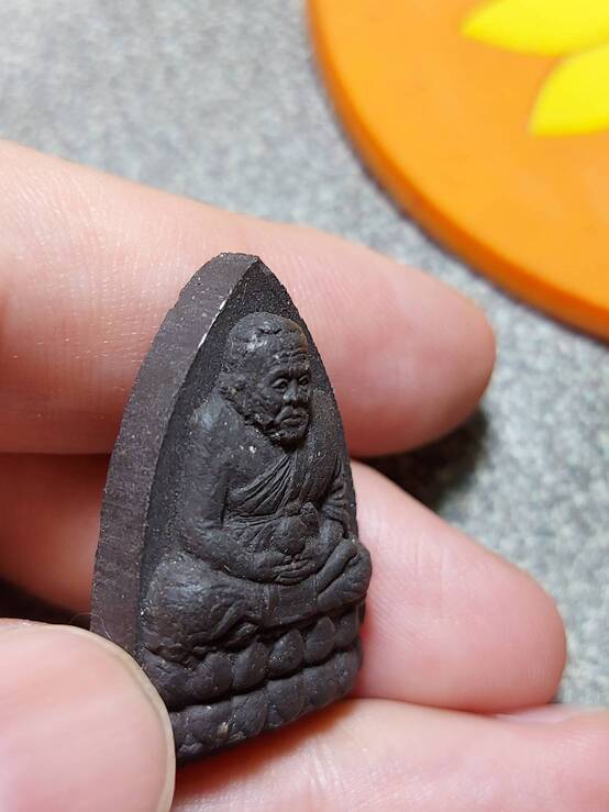 หลวงปู่ทวดหลังพระพิฆเนศ หลวงปู่หมุน วัดบ้านจาน ปลุกเสก เมื่อ อายุ 106 ปี ในปี พ.ศ 2543 ออก