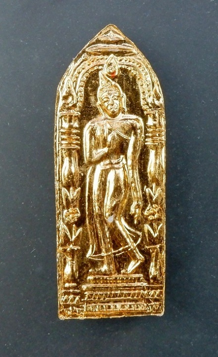 พระลีลากำแพงนิ้ว หลวงพ่อขอม วัดไผ่โรงวัว จ.สุพรรณบุรี เนื้อตะกั่วกะไหล่ทอง ขนาด 1.5 นิ้ว สวยครับ