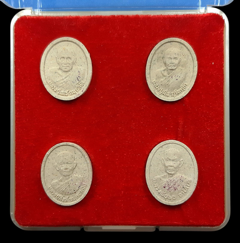 พระชุดหลวงปู่เสาร์ ,หลวงปู่มั่น ,หลวงปู่สิงห์ ,หลวงพ่อพุธ วัดป่าสาลวัน รุ่นบูชาบุรพาจารย์ ปี2537