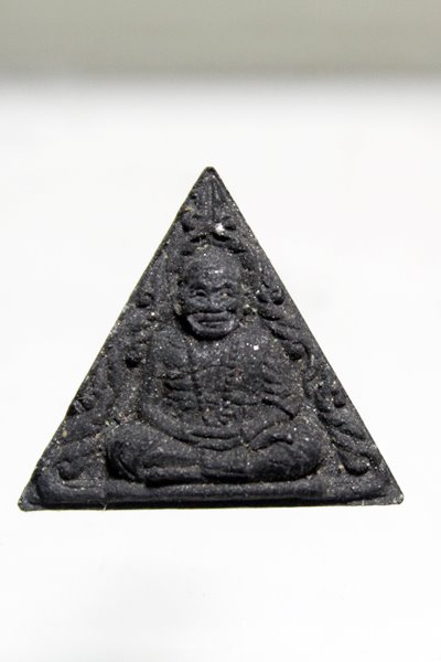 A883หลวงปู่เครื่อง วัดเทพสิงหาร อ.นายูง จ.อุดรธานี พระผงรูปเหมือนพิมพ์สามเหลี่ยมงิ้วดำ