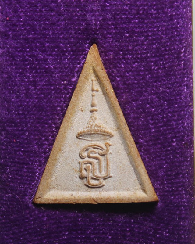 A897สมเด็จนางพญา สธ วัดบวรนิเวศวิหาร ปี 2530 เนื้อผง พิธีกริ่งปวเรศ สภาพสวยๆพร้อมกล่อง