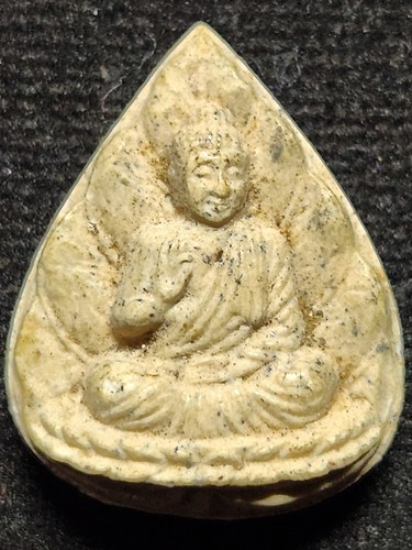 วัดอรัญญวิเวก(บ้านปง)  เชียงใหม่ ผงที่ระลึก 6 รอบ พระอาจารย์เปลี่ยน ปัญญาปทีโป  2548