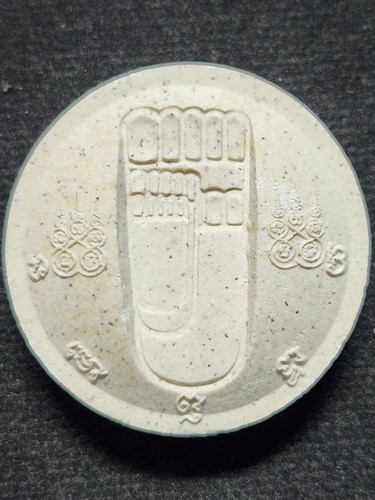 วัดพระพุทธบาทสี่รอย อ.แม่ริม จ.เชียงใหม่ เนื้อผงจันทร์ลอย หลัง พระพุทธบาท4รอย