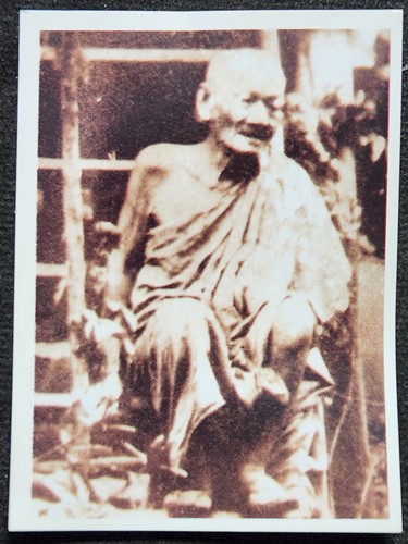 วัดราชโยธา กทม ภาพถ่ายหลวงปู่ทอง  อายุ ๑๑๗ สร้างปี ๒๕๔๖ หลังยันต์ ปั๊มลายมือหลวงปู่หลุย ศิษย์หลวงปู่