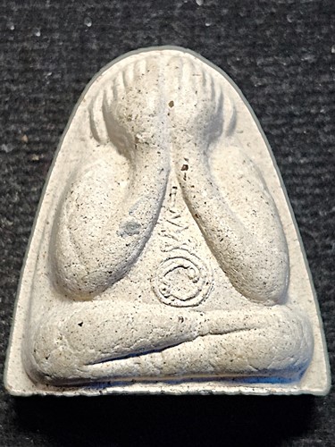 วัดตาลกง เพชรบุรี พระปิดตาหลังแบบ หลวงพ่ออุ้น   ผสมแร่พรหมชะแง้ ปี 43 ปลุกเสกนานกว่า 1 ปี