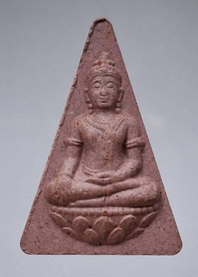 พระนางพญา สก. ๖รอบ ปี2547 เนื้อผงแดง (หลวงพ่อรวย วัดตะโก ร่วมปลุกเสก)