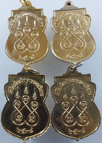 " เหรียญเสมา หลวงพ่อทองคำ วัดไตรมิตรวิทยารามวรวิหาร ปี 2538 กะไหล่ทองทีเดียว 4 เหรียญครับ "