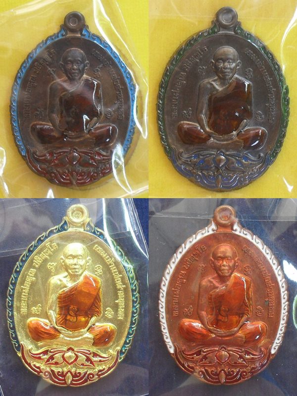 เหรียญเปิดโลกหลวงพ่อคูณลงยา ๓ สี จำนวน๔เหรียญ๔เนื้อ หมายเลขเดียวกัน ๑๔๑ พร้อมกล่อง