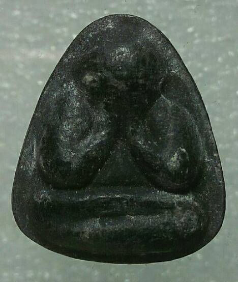 พระปิดตาเนื้อผง หลังแบบ ไม่ทราบวัด 