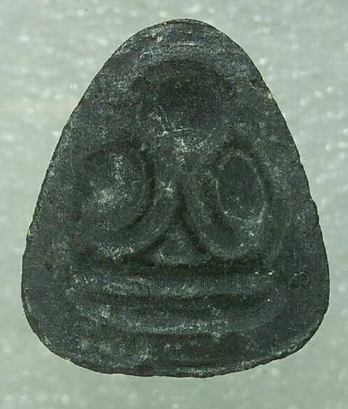 พระปิดตาเนื้อผง หลังแบบ ไม่ทราบวัด 