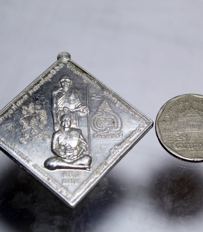 A972เหรียญบารมีบรมครู วัดตึก นนทบุรี ด้านหลังเป็นรูปหลวงปู่ศุข วัดมะขามเฒ่า และหลวงปู่นะ วัดหนองบัว 