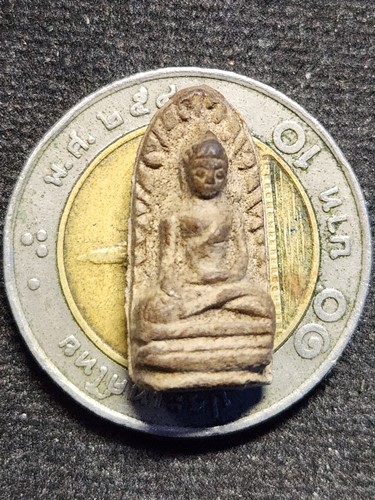 พระรอด เนื้อดิน