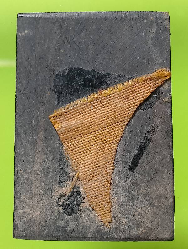 พระสมเด็จเนื้อไม้ ด้านหลังแผ่นจีวร