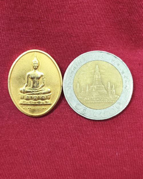 เหรียญพระพุทธนวราชบพิตร หลังภปร. วัดบวรนิเวศวิหาร ครบรอบ72ปี โรงพยาบาลจุฬาลงกรณ์ กะไหล่ทอง 2529