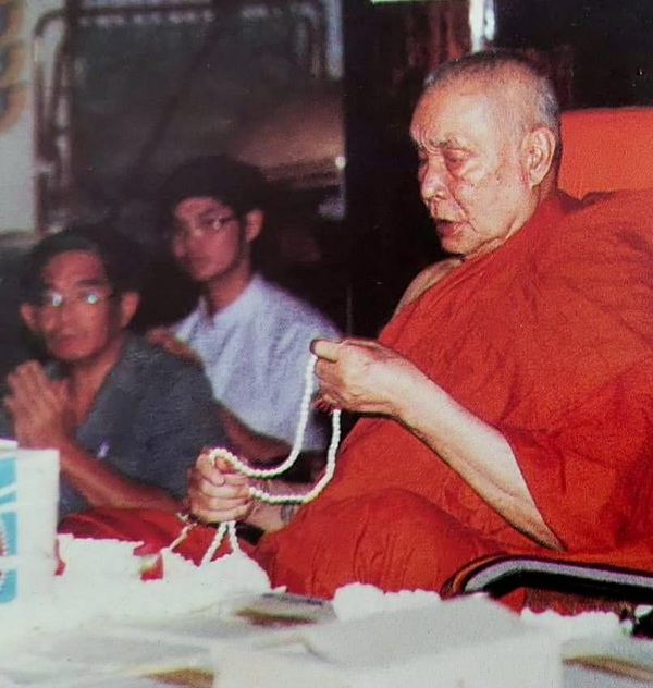 เหรียญหลวงพ่ออุตตมะ วัดวังก์วิเวการาม จ.กาญจนบุรี ประคำลายเซ็นต์ศักดิ์สิทธิ์ รุ่นแรก สวยมากค่ะ