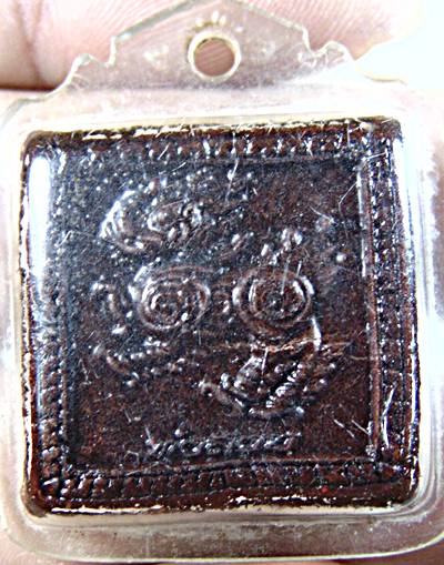 คชสิงห์ เนื้อผง ฝังตะกรุด เลี่ยมเก่า