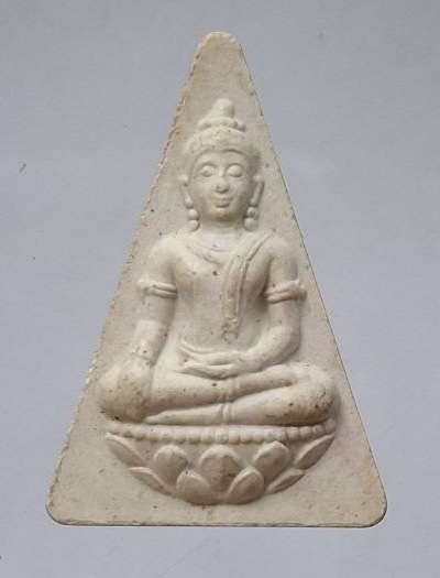 พระนางพญา สก. ๖รอบ ปี2547 เนื้อผงขาว (หลวงพ่อรวย วัดตะโก ร่วมปลุกเสก)