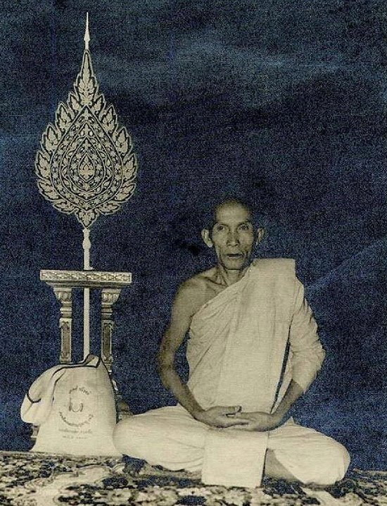 พระนางพญา หลวงพ่อเกลี้ยง วัดเฉลิมอาสน์ จ.ราชบุรี ปี2518 เนื้อผงน้ำมัน