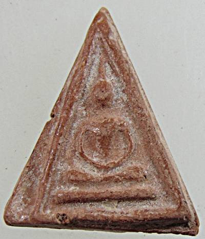 ๒๐ พระนางพญาเนื้อดิน