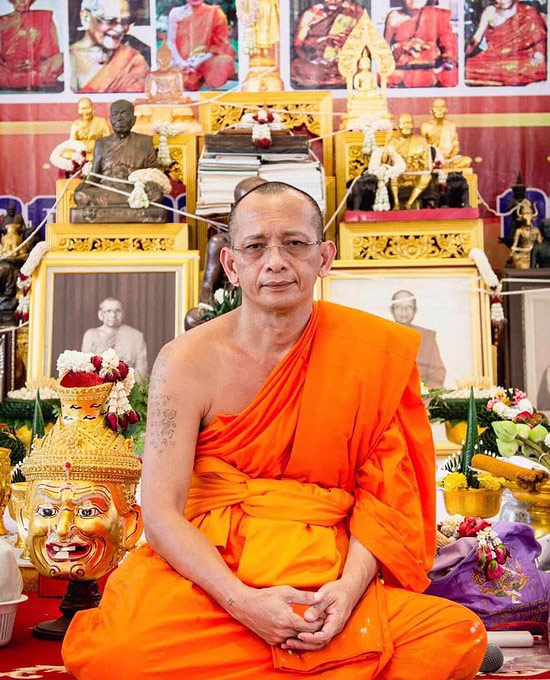 พระพุทธพักตร์ พระอาจารย์หนุ่ม วัดบางแวก กรุงเทพฯ เนื้อผงทาทอง พิมพ์ใหญ่ 