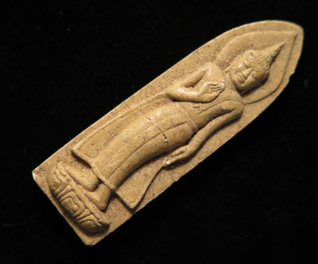 พระลีลา หลังยันต์ เนื้อผง ไม่ทราบที่