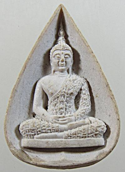 พระแก้วมรกต เนื้อผง หลัง ภปร. ปี 2530 พิธีมหาพุทธาภิเษก ณ พระอุโบสถ์ วัดบวรนิเวศวิหาร และ วัดพระศรีร