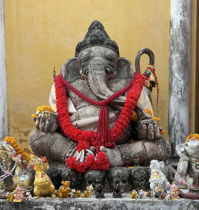 พระพิฆเนศร์ประทับบัลลังก์หัวกะโหลกที่ วัดนครหลวง อยุธยา