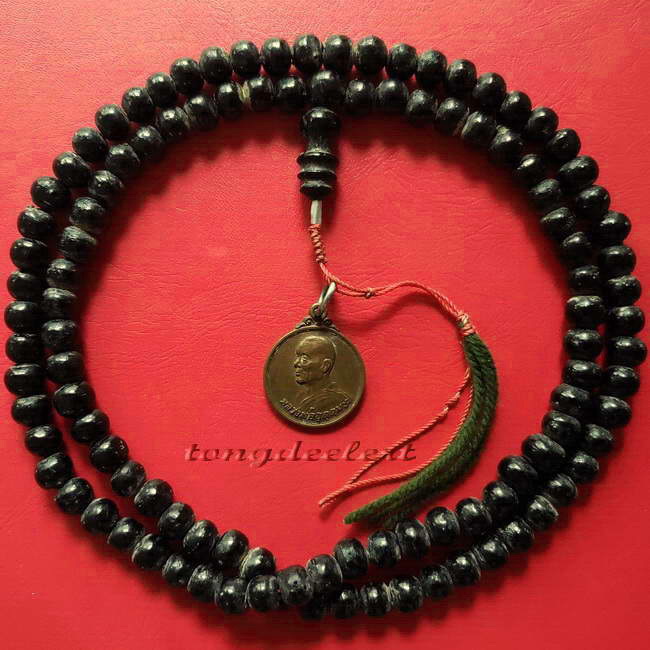 ประคำผงว่านเกสร108 รุ่นแรก หลวงพ่ออุตตมะ วัดวังก์วิเวการาม จ.กาญจนบุรี มีเหรียญห้อยปลายประคำค่ะ