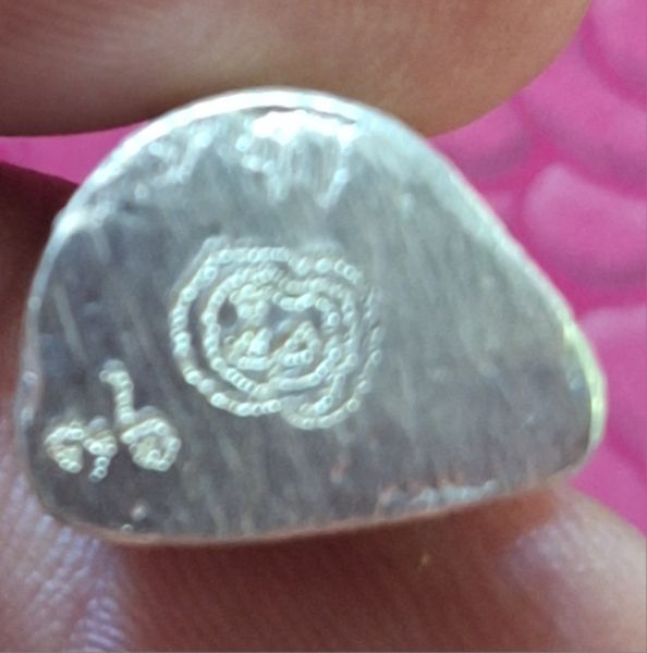 รูปเหมือนหลวงปู่เร่งวัดดงแขวนเนื้อเงินรุ่นฉลอง 81 ปี