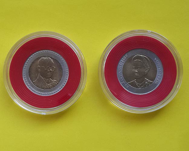 เหรียญกษาปณ์ชนิดราคา 10 บาท ในหลวงรัชกาลที่ 9 และสมเด็จพระราชินี