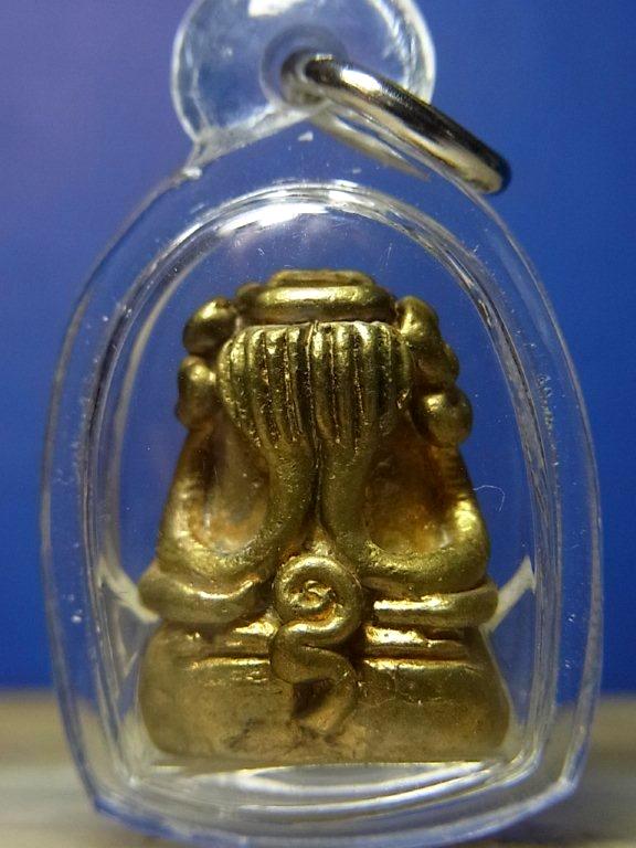 ปิดตายันต์ยุ่ง เนื้อทองทิพย์ หลวงพ่อชำนาญ วัดบางกุฏีทอง ตอกโค๊ต ''ช'' สวยงาม เลี่ยมพร้อมใช้