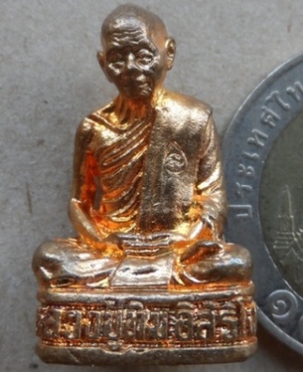 รูปเหมือนลอยองค์ย้อนยุค หลวงปู่ทิม ปี2557หมายเลข1756เนื้อทองแดงผิวไฟ(กรรมการ)อุดผงมวลสารหลวงปู่ทิม