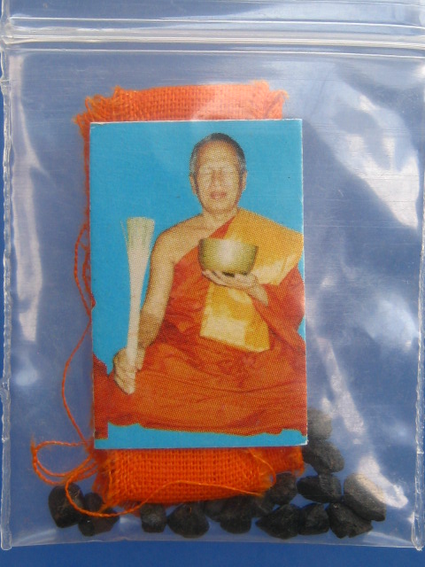 รูปถ่าย+จีวร+หิน หลวงพ่ออุทัย วัดเกาะตาพุด จ.ราชบุรี