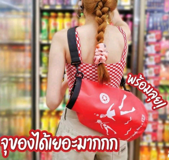 กระเป๋า Kitkat กันน้ำ ของใหม่ มีกล่อง สีแดง อย่างสวย