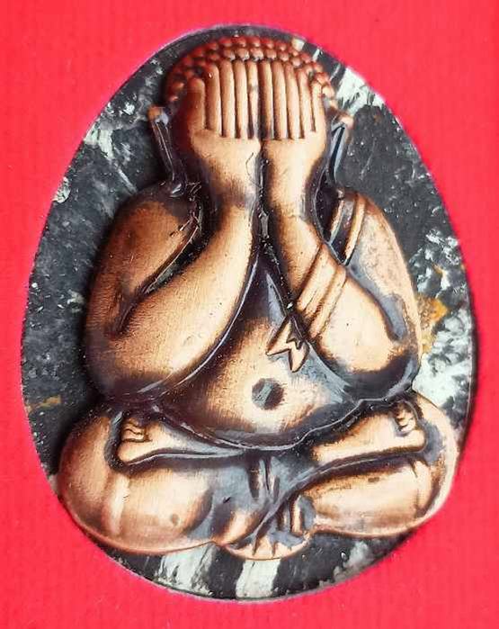 พระปิดตา หลวงพ่อพัฒน์ วัดห้วยด้วน เนื้อผงลาวาหน้ากากทองแดงซาติน หมายเลข ๑๔๑๔ พร้อมกล่อง